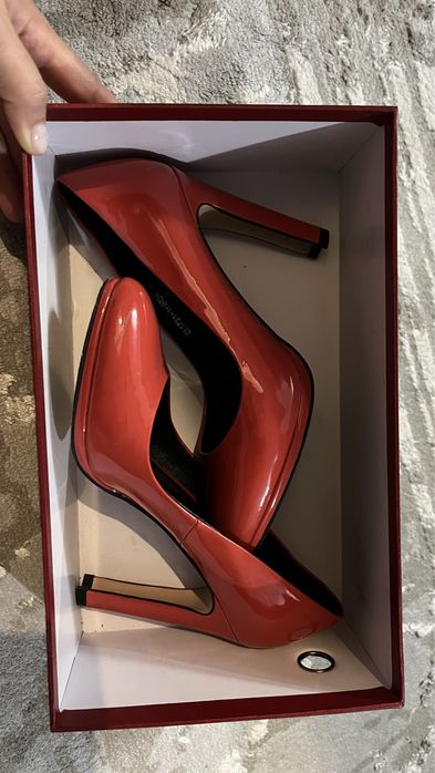 Кожаные лаковые женские туфли