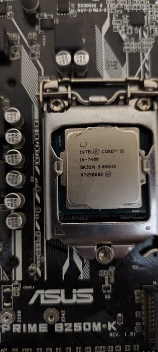 Kit placă de bază cu procesor, placă video și sursă.