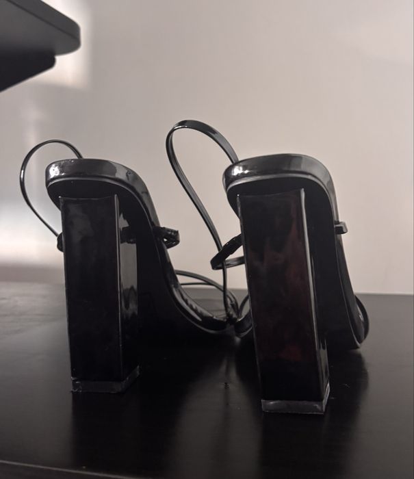 Обувки на висок ток