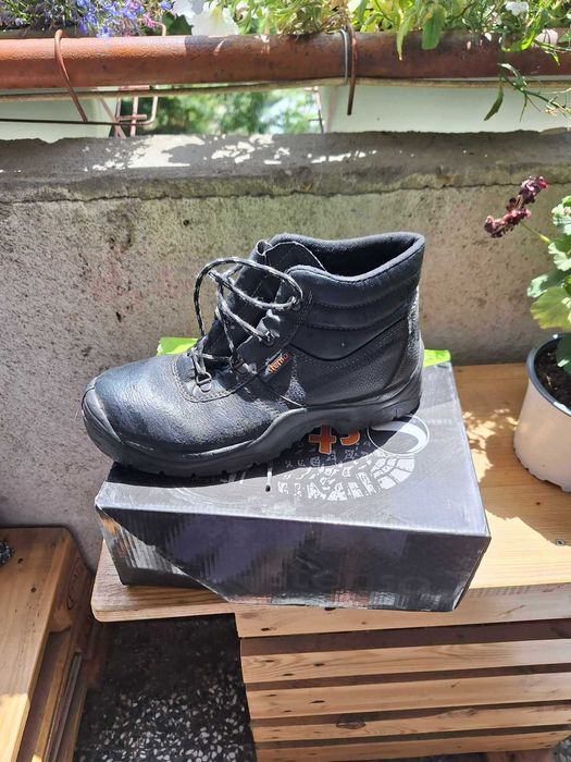 Нови мъжки работни обувки от водещи марки, номер 43