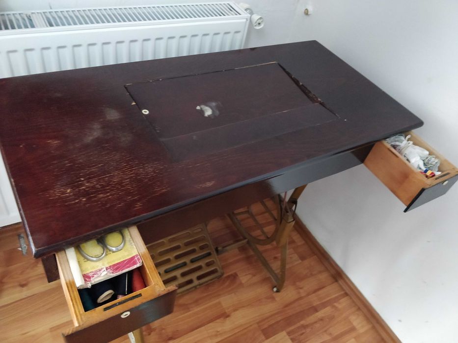 Mașină de cusut cu pedala