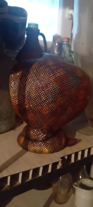 Две големи керамични фигури.