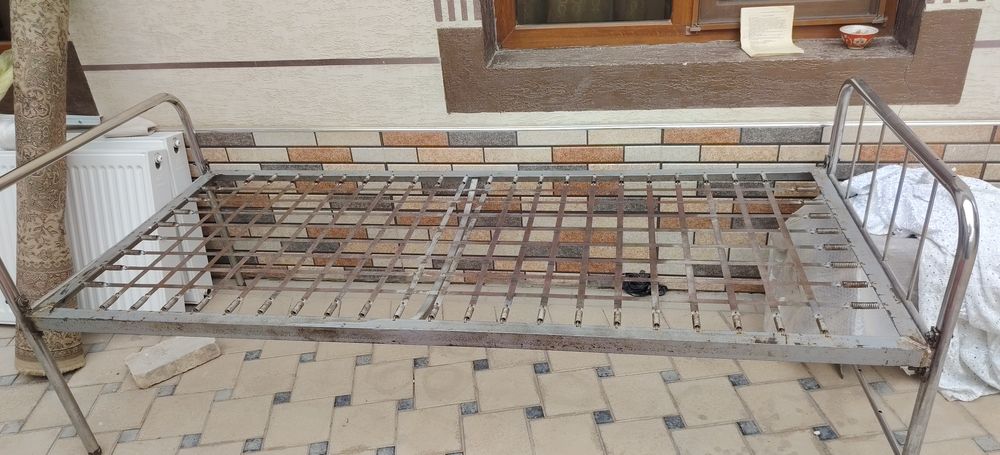 Продаëтся кровать железный