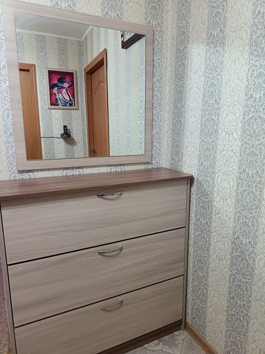 Обувницу с зеркалом в идеальном состоянии