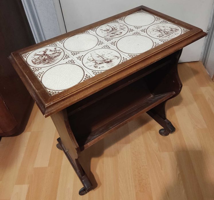 Винтидж масичка с фаянсов плот и колелца