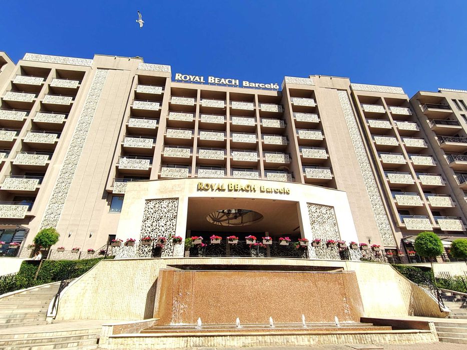 Зад Хотел Дюн на втора линия, Комплекс Royal Beach Barcelo с три басейна и голяма тераса