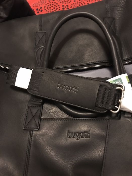 Vând geanta piele originala Bugatti.