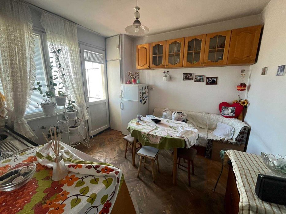 Двустаен апартамент за продажба до у-ще „Св. Св. Кирил и Методий“, гр. Казанлък