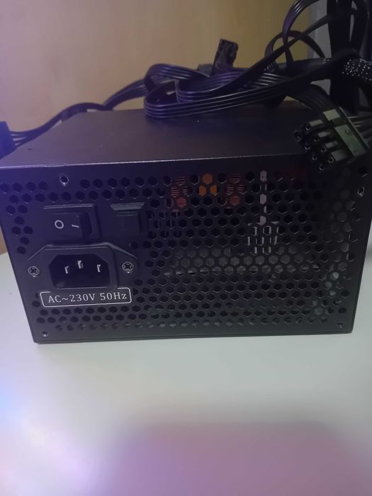 Sursă de la AQIRYS (pulsar) cu putere de 550W