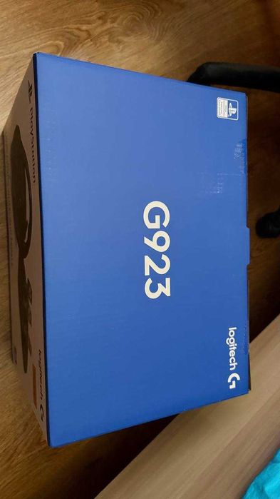 Logitech G923 TrueForce Racing Wheel + Pedals (PS5 / PS4 / PC)