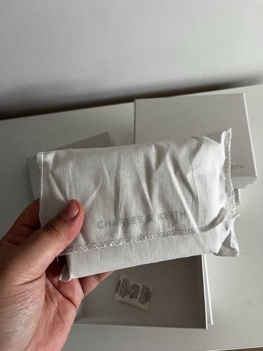 Продам картхолдер Charles & Keith