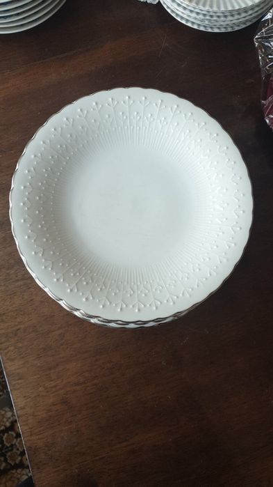 Сервизи/ комплекти чаши и чинии