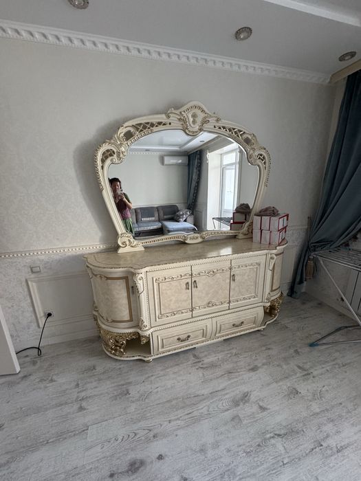 Комод  айнамен, Комод с зеркалом