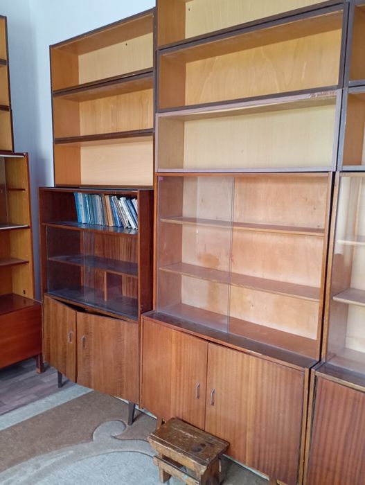 Книжный шкаф и полки