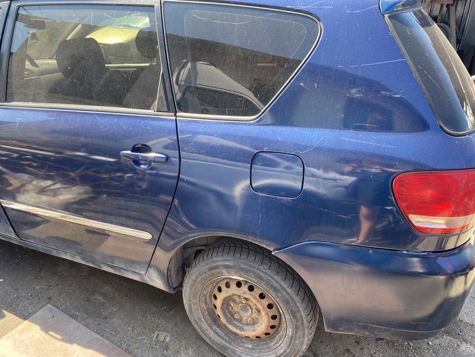 Toyota Avensis verso на части