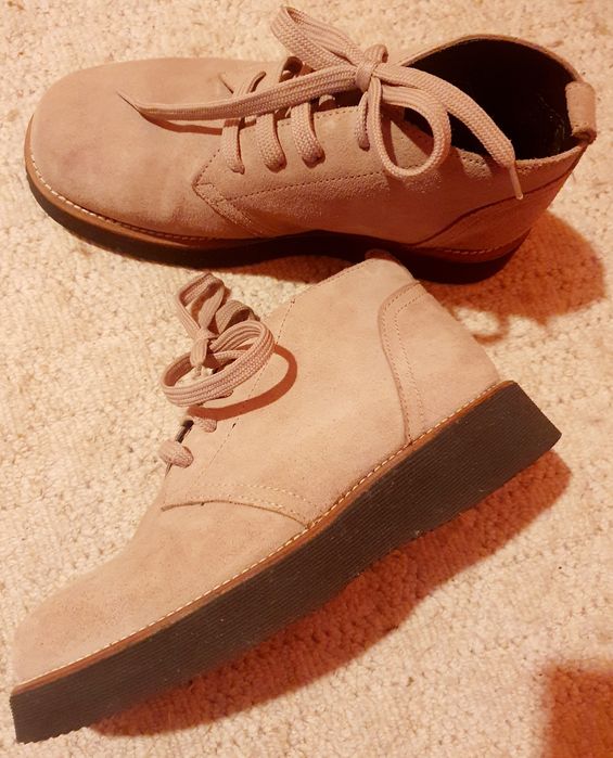 Ghete 43 piele intoarsa cu talpa usoara si groasa striata stil Martens