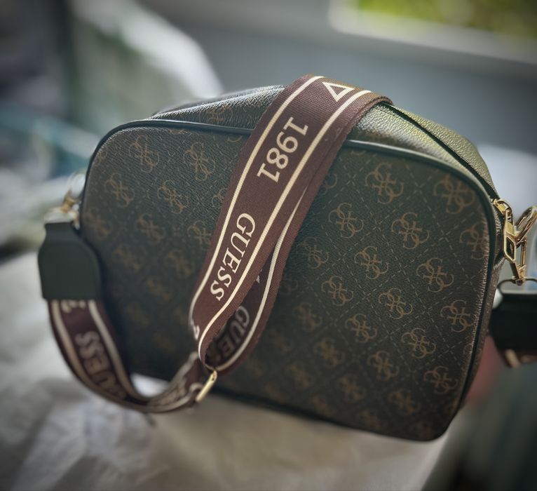 Нова дамска чанта с дълга дръжка Guess