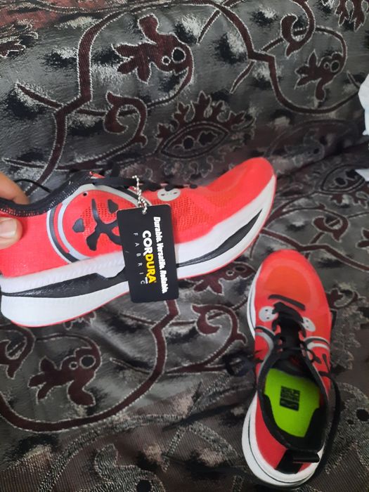 Продам женские беговые кроссовки