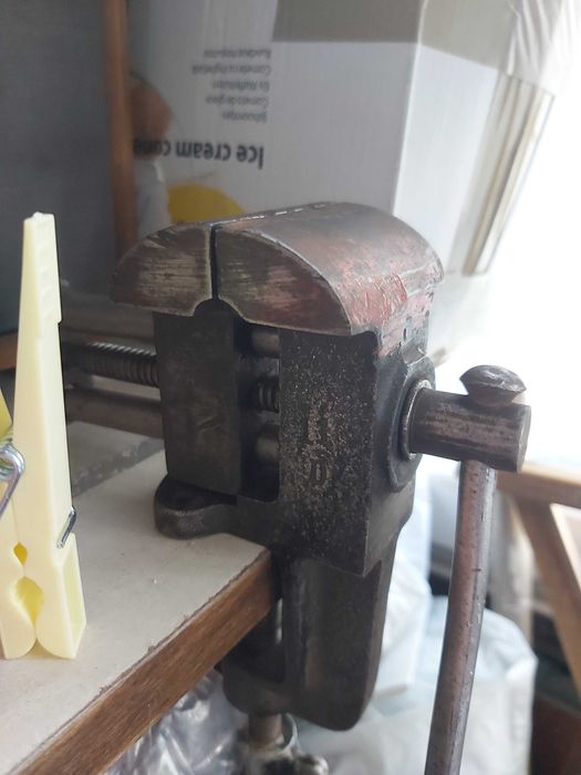 Menghina de banc cu dimensiuni reduse (foarte veche)