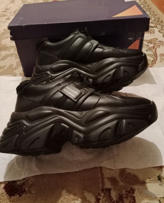 Кроссовка женские размер 37.