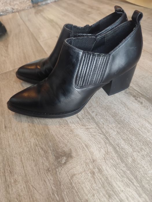 Gheata decupata piele mărimea 38