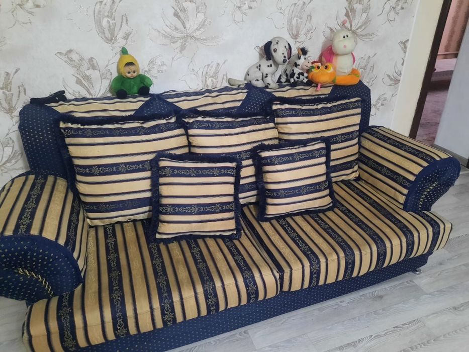 Продается раскладной диван с креслами