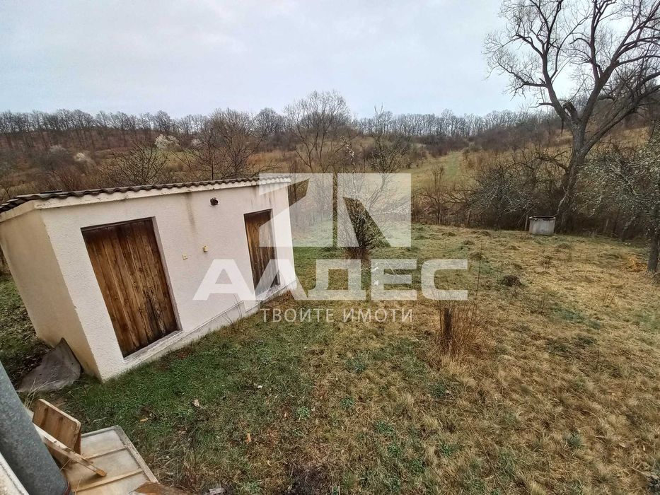 Продава се двуетажна масивна къща с двор в сл. Планиница!