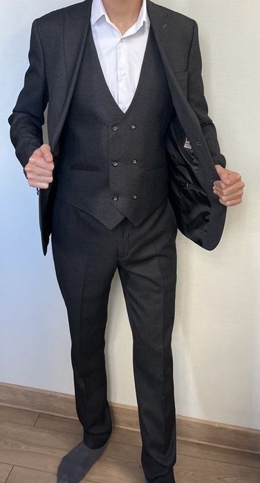 Продам костюм тройку