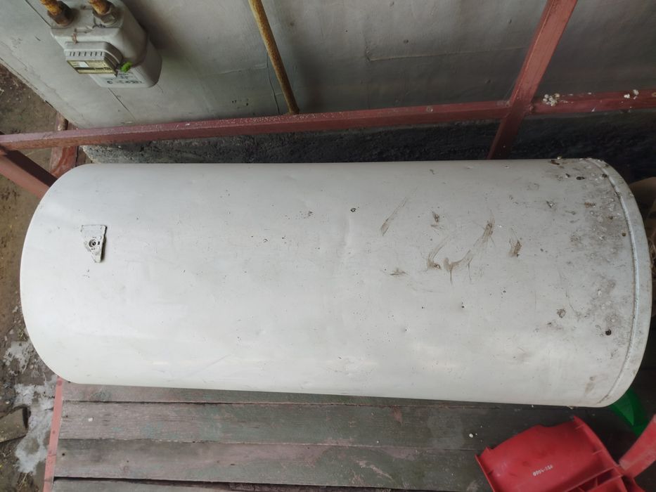 200 л водонагреватеть Ariston