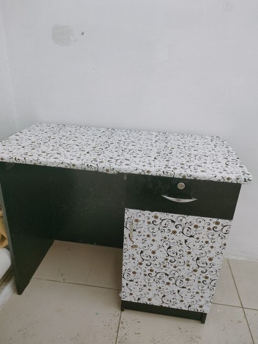 Продам стол с тумбой