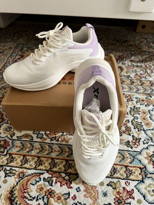 Кроссовки спортивные