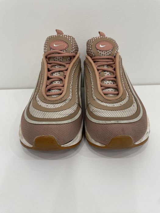 Кроссовки спортивные