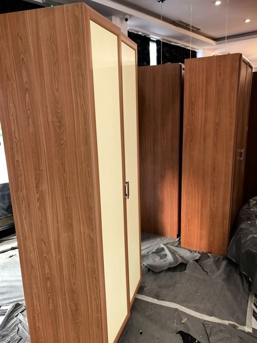 Продаваме трикрилни гардероби