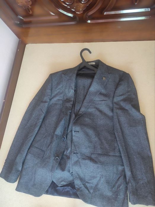 Мужские костюмы тройка