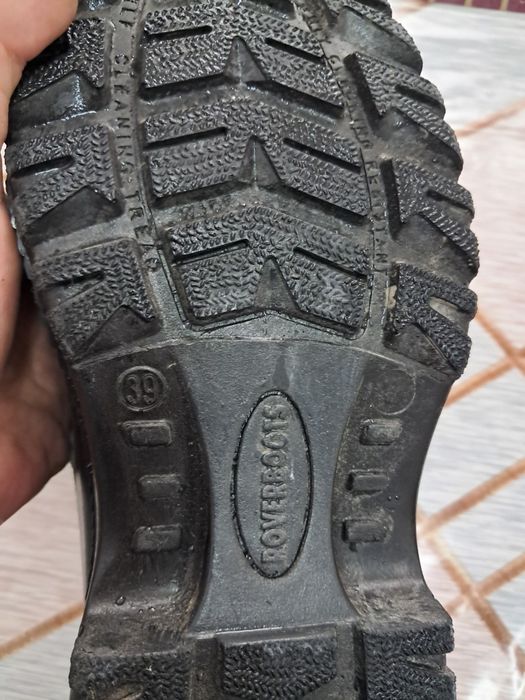 Продам рабочие сандалии 39р.  Новые