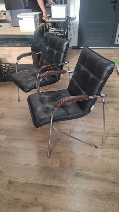 Vand 2 scaune pret 150 lei 1 buc
