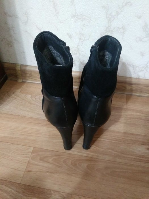 Ботинки на каблуке. Размер 36.