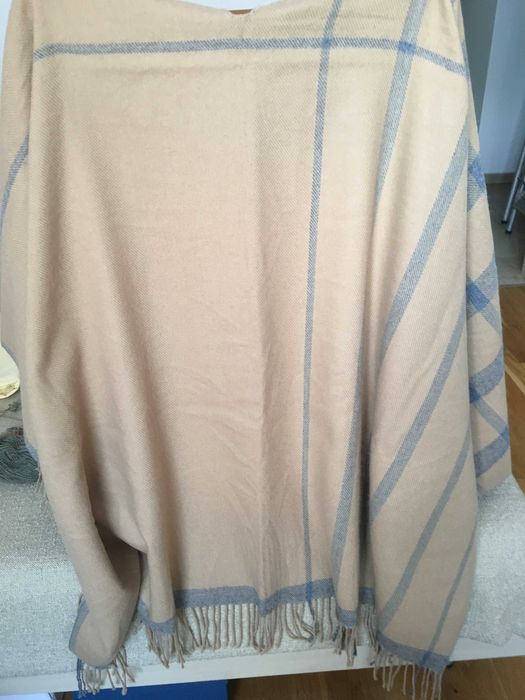 Продавам пончо цвят камел - 10 лв.