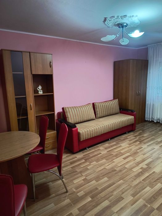 Închiriez apartamet