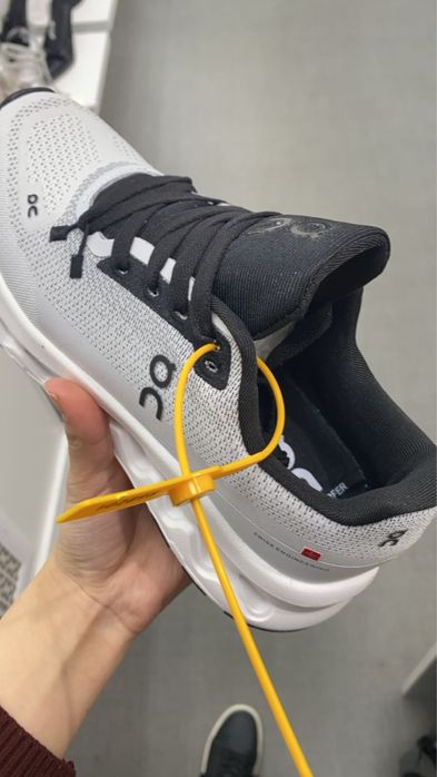 Кроссовки от ON, размер 37