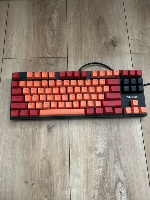 Tastatura bajeal switchuri albastre taste rosii cu portocalii si negru