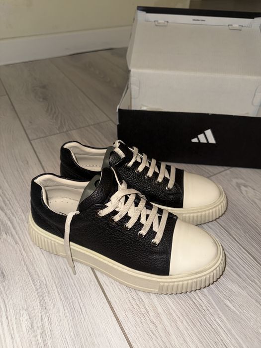 кроссовки продаю новые уни