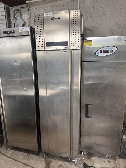 Професионален хладилник/ хладилен шкаф