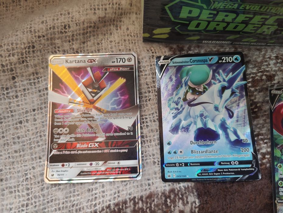 Pokemon TCG карти ETB и Booster Bundle комплект