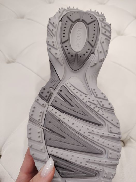 Adidasi noi cu eticheta