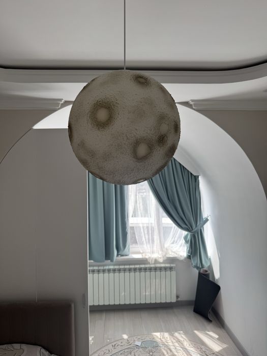 люстра в виде луны