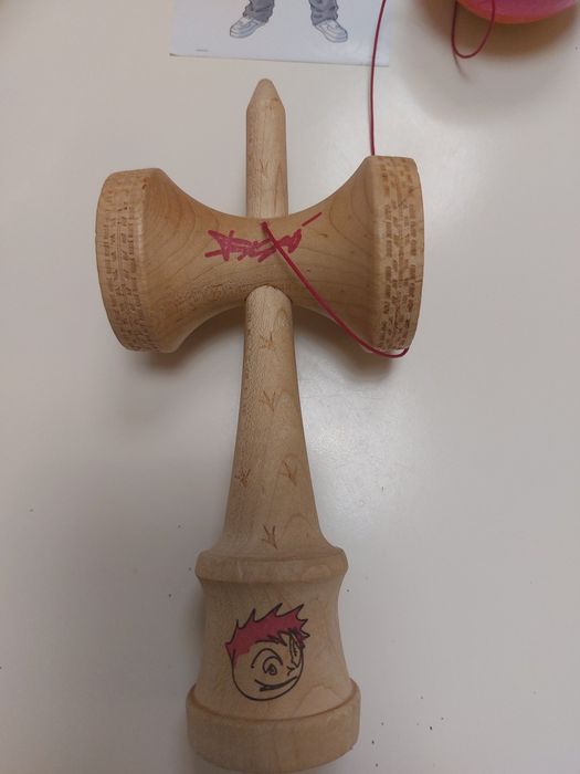 Kendama Bisoi, autograf Adrian Vilau