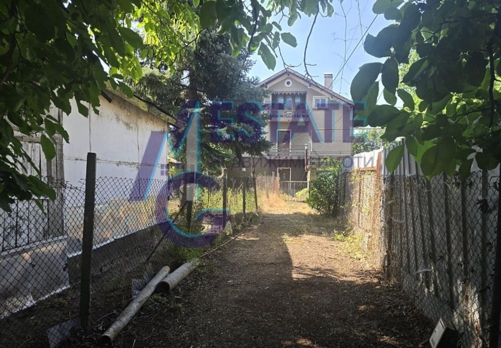 Масивна двуетажна къща гр Нови Искър