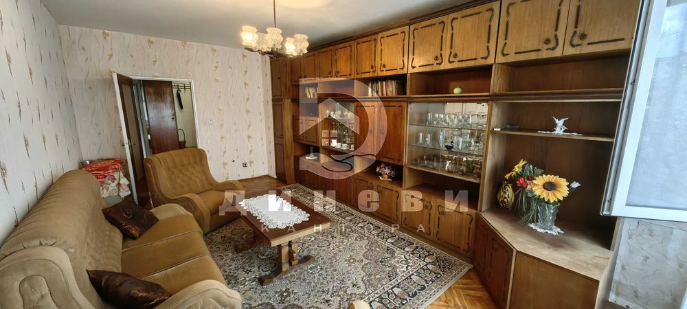 Продава се Тристаен апартамент в Стара Загора, Опълченски - 95 кв.м за 932 €/кв.м - Снимка #2