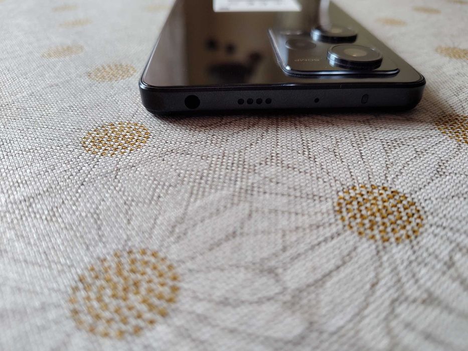 Продавам два телефона-Motorola Edge 30 5G и Redmi Note 12 Pro 5G(продават се и поотделно)